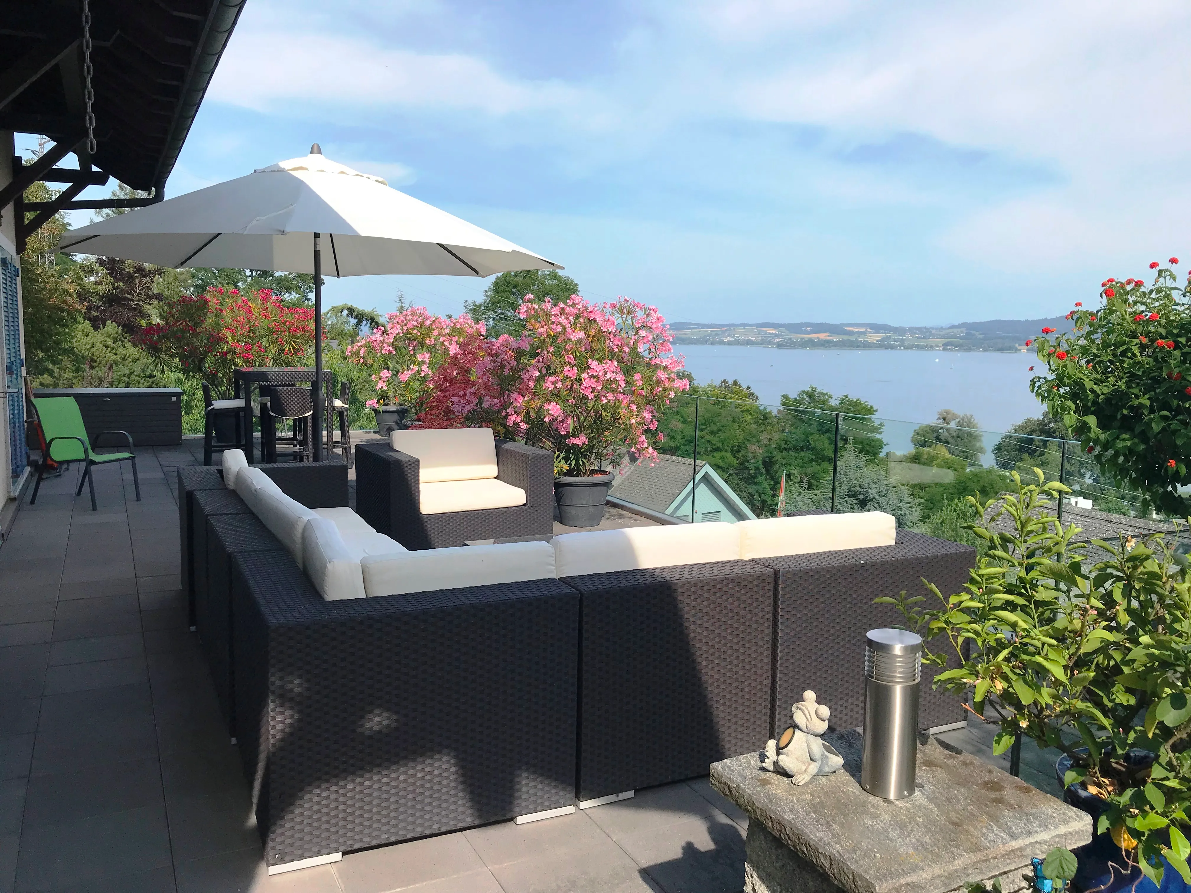 Sonnige Terrasse mit Blick über den Murtensee